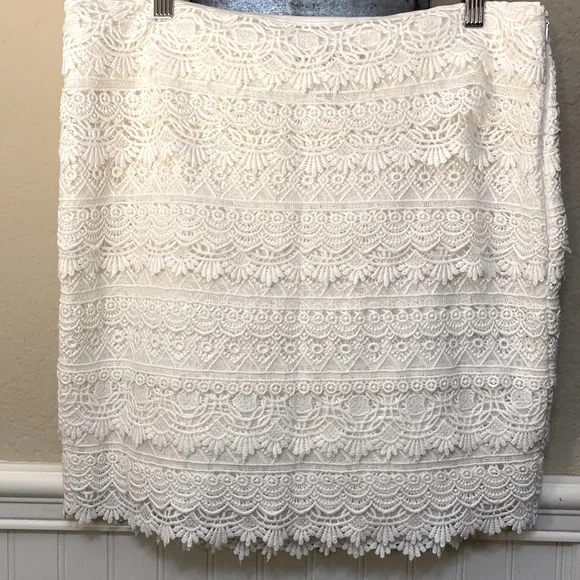 WHITE | BLACK   House | Market Black Level/ white Skirt! - Picture 4 of 7